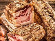 Рецепта Домашен осолен и сушен свински бекон (гърди)